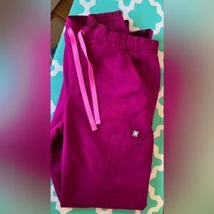 Figs XS dark magenta  Yola skinny scrub pant